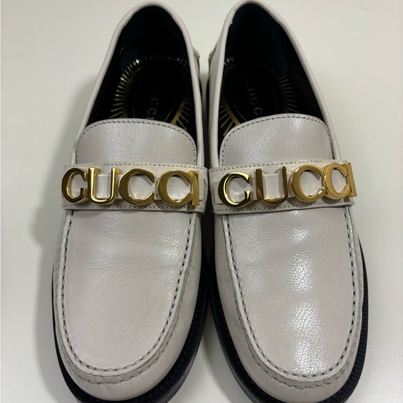 Gucci Logo Plaque Leather Loafers - Picture 2 of 7